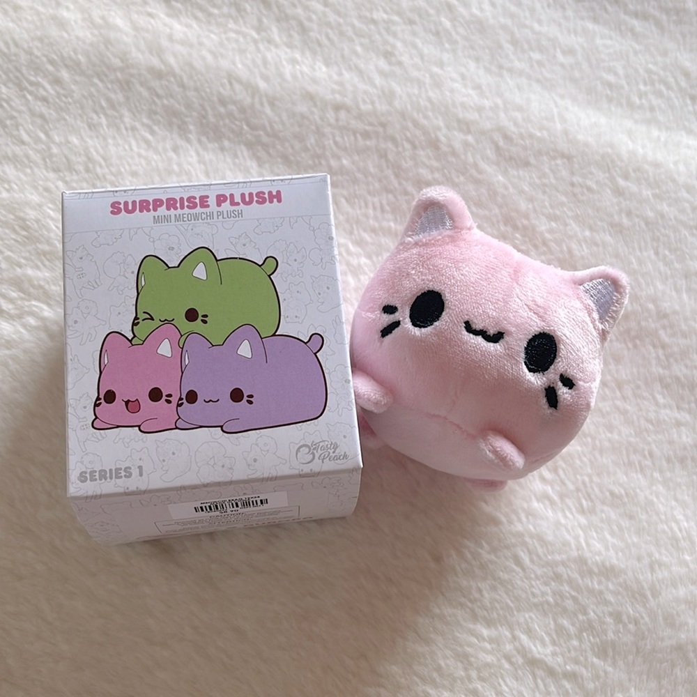 { tasty peach // mini meowchi plush }